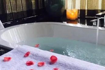 郑州水疗池中的失重冥想：当身体学会漂浮